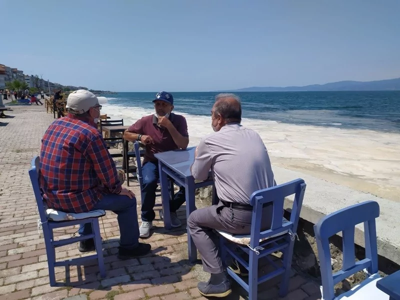 Bursa'da müsilaj manzaralı sahil keyfi