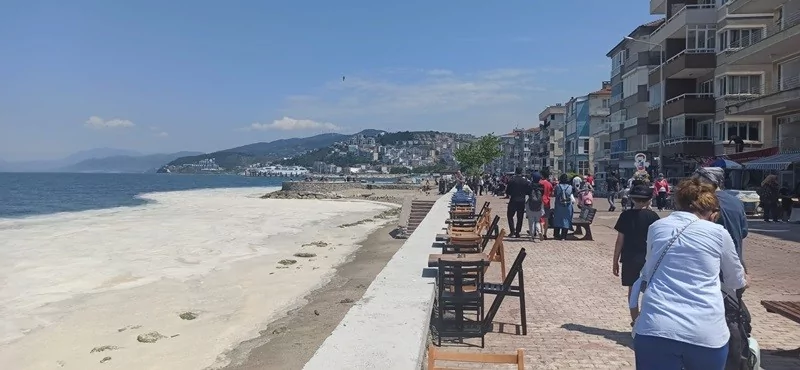 Bursa'da müsilaj manzaralı sahil keyfi