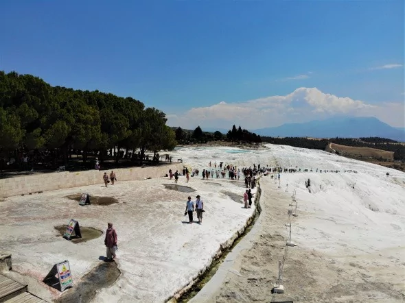 Beyaz cennet Pamukkale'ye yerli ve yabancı turistlerden yoğun ilgi