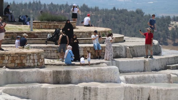 Beyaz cennet Pamukkale'ye yerli ve yabancı turistlerden yoğun ilgi