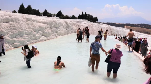 Beyaz cennet Pamukkale'ye yerli ve yabancı turistlerden yoğun ilgi