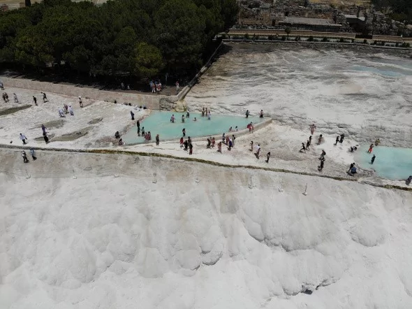 Beyaz cennet Pamukkale'ye yerli ve yabancı turistlerden yoğun ilgi