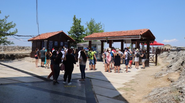 Beyaz cennet Pamukkale'ye yerli ve yabancı turistlerden yoğun ilgi