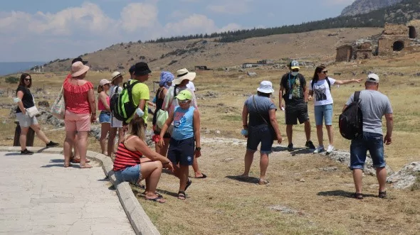 Beyaz cennet Pamukkale'ye yerli ve yabancı turistlerden yoğun ilgi