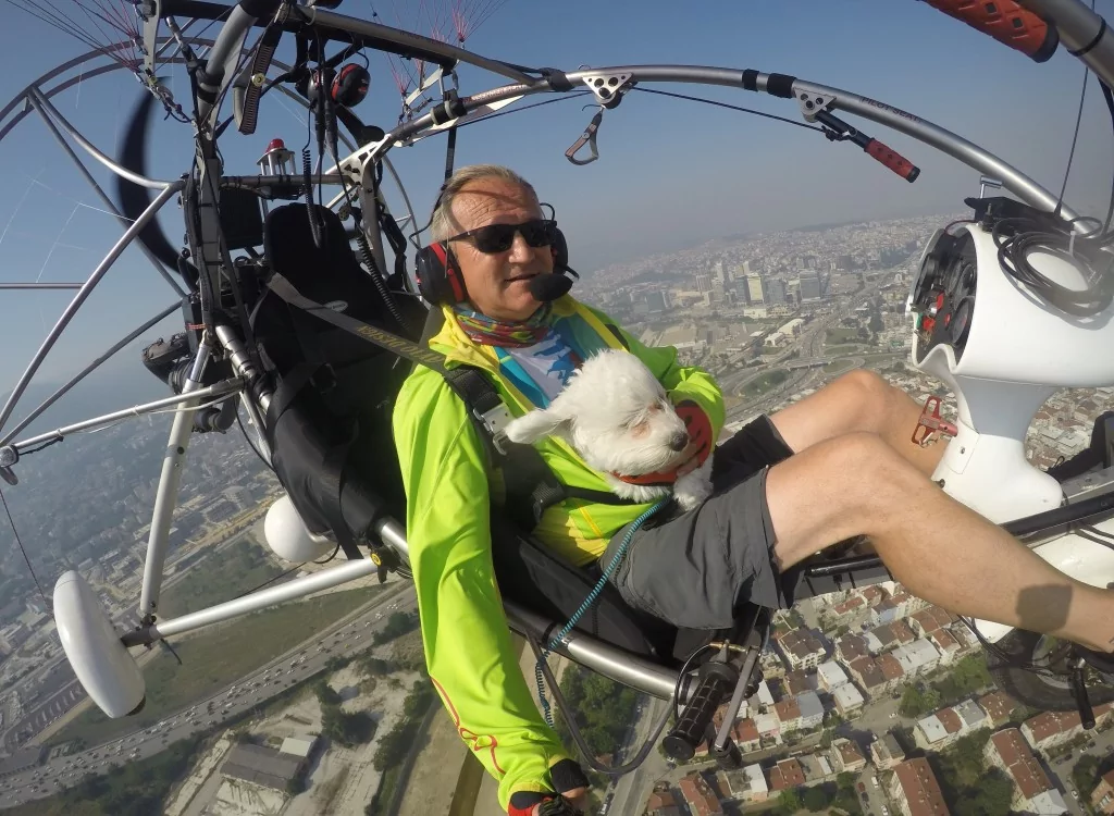 Köpeğinin doğum gününü gökyüzünde uçurarak kutladı