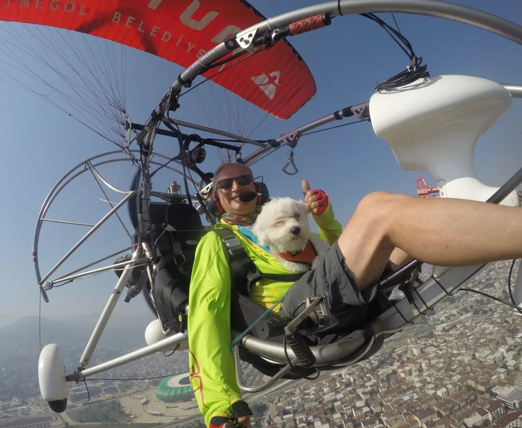 Köpeğinin doğum gününü gökyüzünde uçurarak kutladı