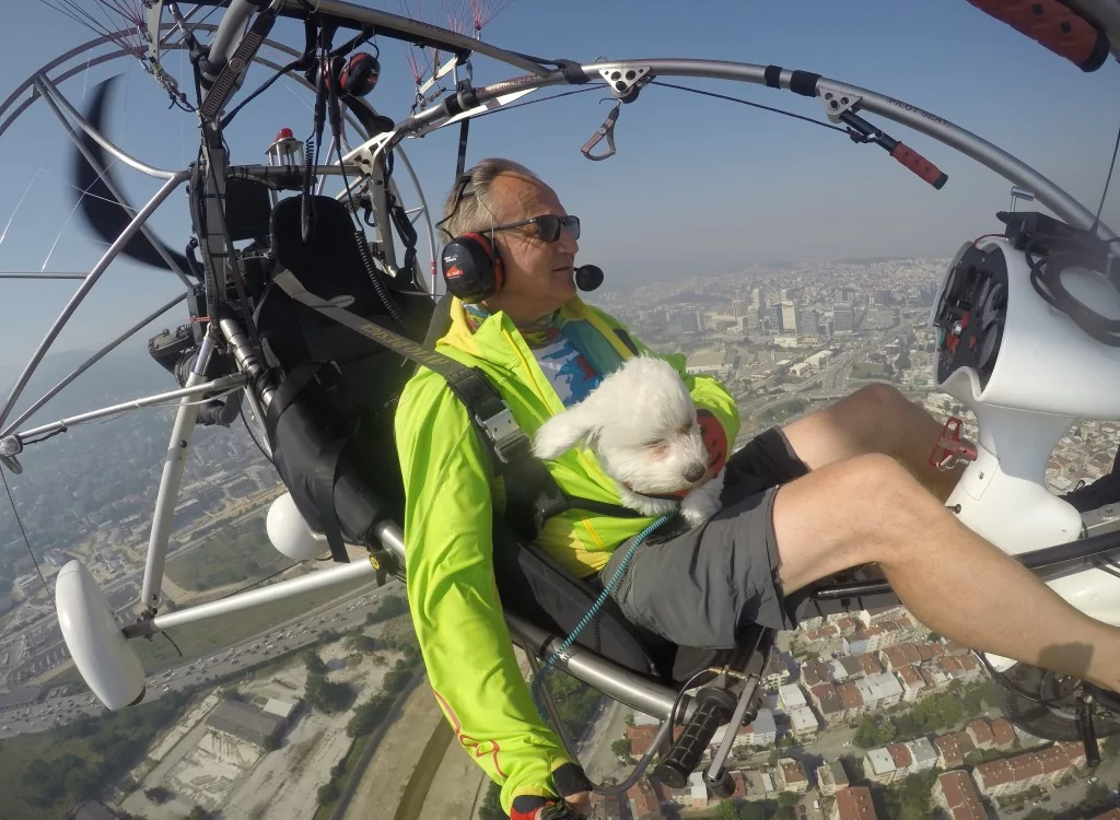Köpeğinin doğum gününü gökyüzünde uçurarak kutladı