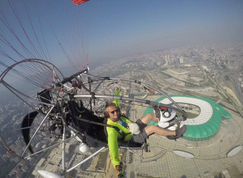 Köpeğinin doğum gününü gökyüzünde uçurarak kutladı