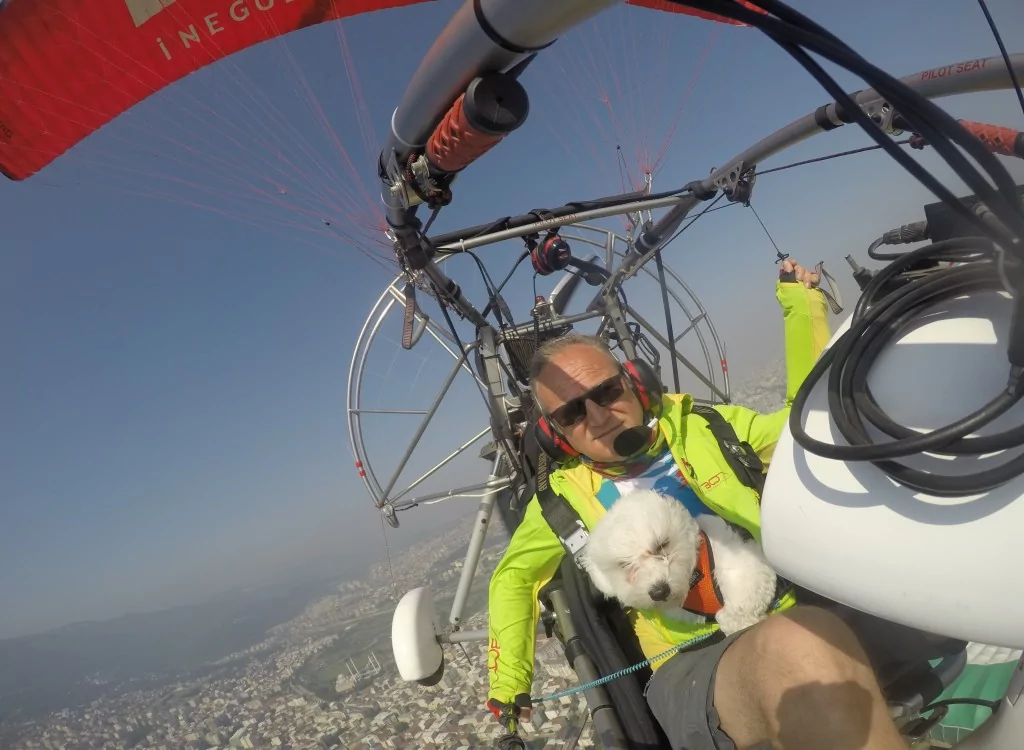 Köpeğinin doğum gününü gökyüzünde uçurarak kutladı