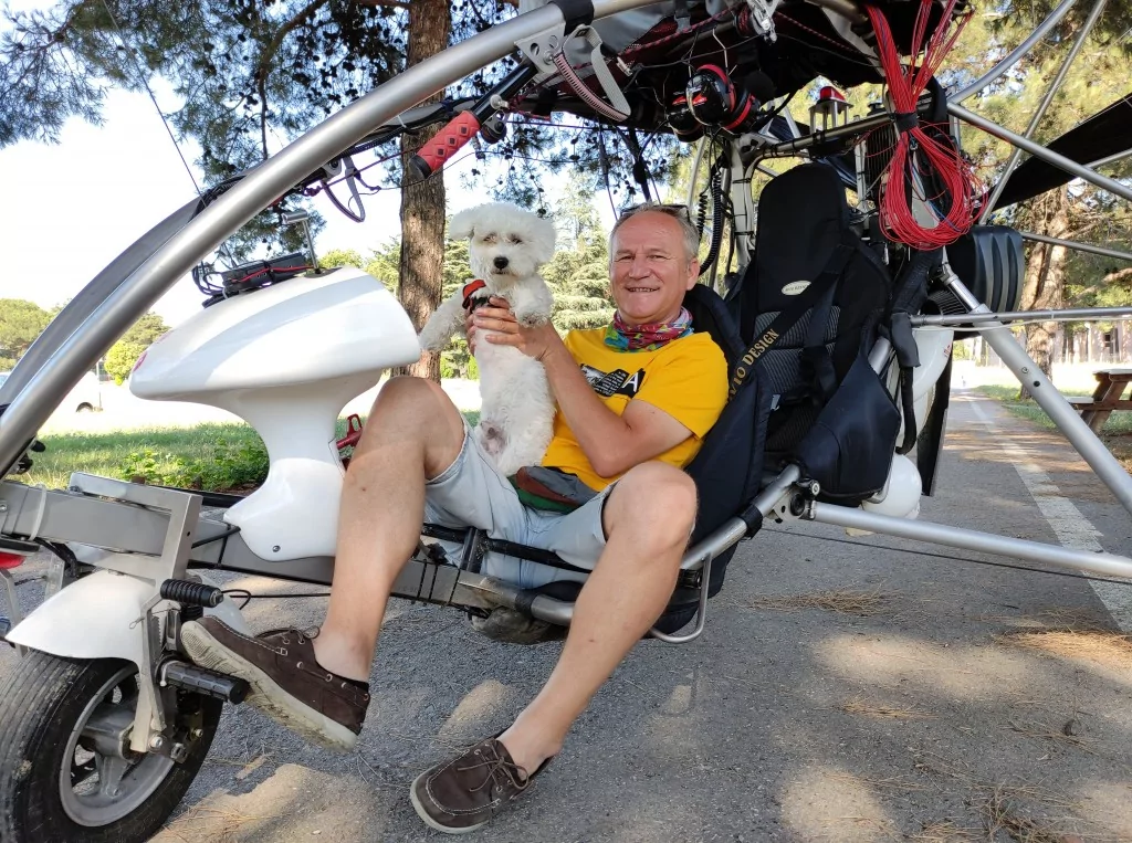 Köpeğinin doğum gününü gökyüzünde uçurarak kutladı