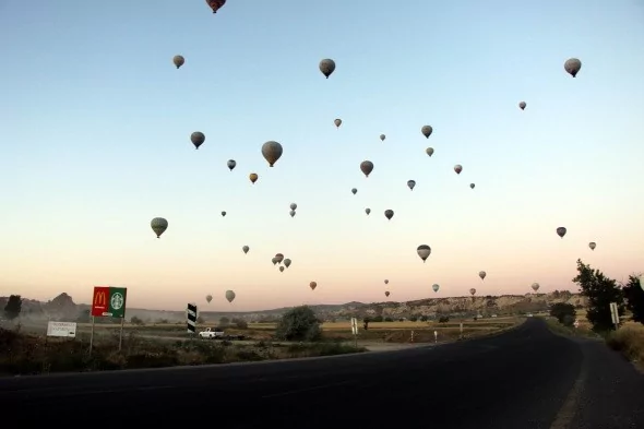 Kapadokya'da gökyüzünde görsel şölen