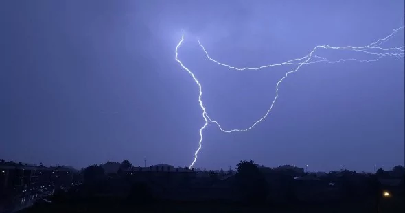 Şimşekler geceyi böyle aydınlattı