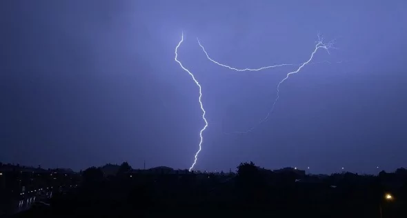 Şimşekler geceyi böyle aydınlattı
