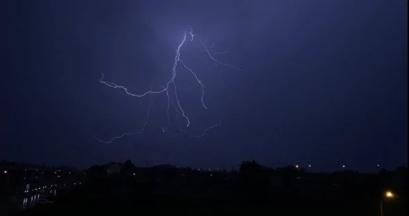 Şimşekler geceyi böyle aydınlattı