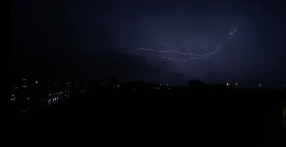 Şimşekler geceyi böyle aydınlattı