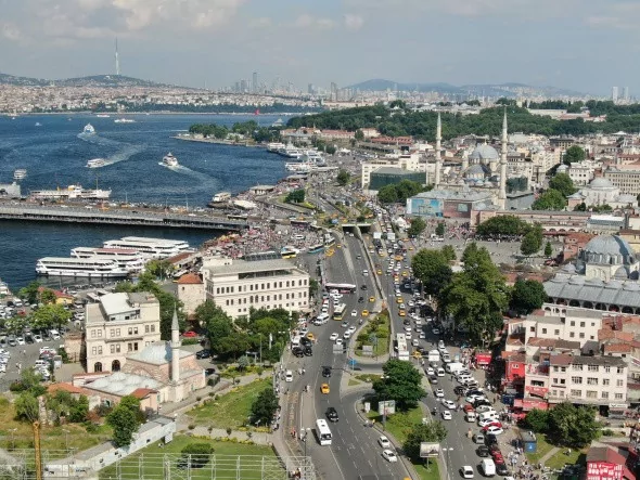 Eminönü'nde kısıtlamasız ilk pazar günü "iğne atsan yere düşmez" dedirten görüntüler