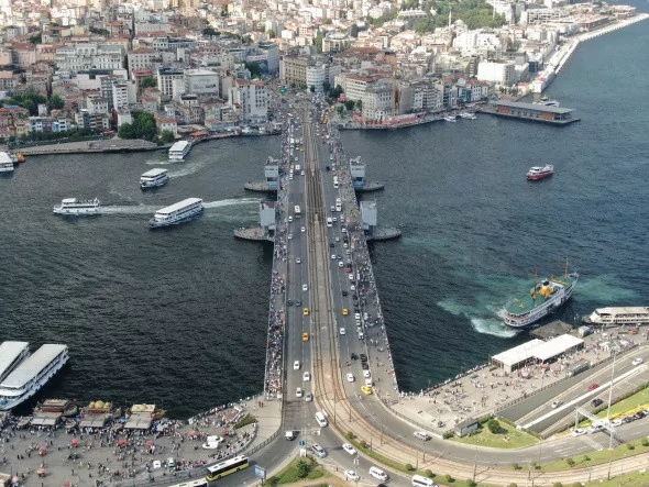 Eminönü'nde kısıtlamasız ilk pazar günü "iğne atsan yere düşmez" dedirten görüntüler