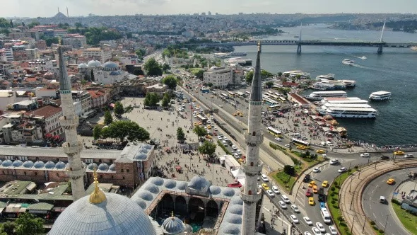 Eminönü'nde kısıtlamasız ilk pazar günü "iğne atsan yere düşmez" dedirten görüntüler