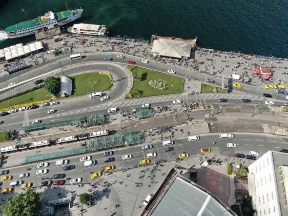 Eminönü'nde kısıtlamasız ilk pazar günü "iğne atsan yere düşmez" dedirten görüntüler