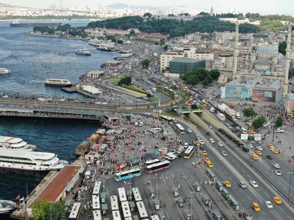 Eminönü'nde kısıtlamasız ilk pazar günü "iğne atsan yere düşmez" dedirten görüntüler