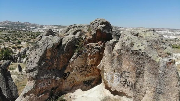 Kapadokya'da peribacaları sprey boyalardan temizlendi