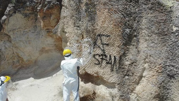 Kapadokya'da peribacaları sprey boyalardan temizlendi