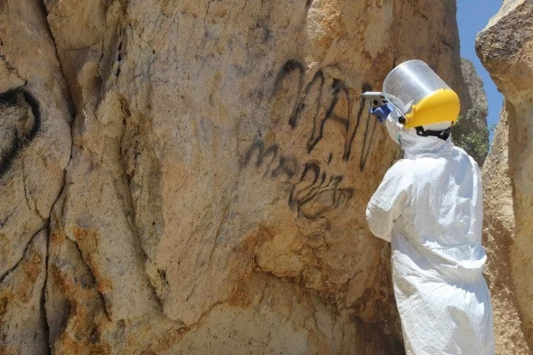 Kapadokya'da peribacaları sprey boyalardan temizlendi