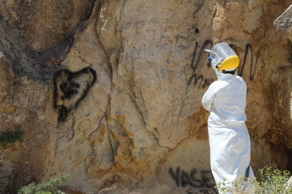 Kapadokya'da peribacaları sprey boyalardan temizlendi