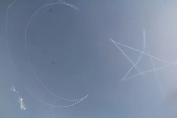 Türk yıldızlarından Çorum semalarında selamlama uçuşu