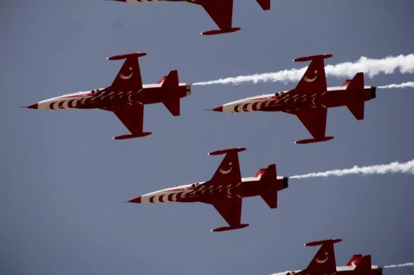 Türk yıldızlarından Çorum semalarında selamlama uçuşu