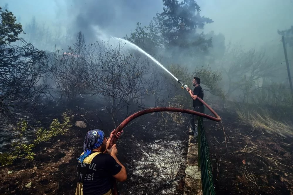 Alevlere teslim olan Marmaris'ten acı veren kareler