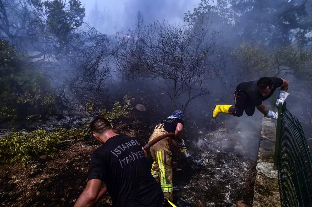 Alevlere teslim olan Marmaris'ten acı veren kareler