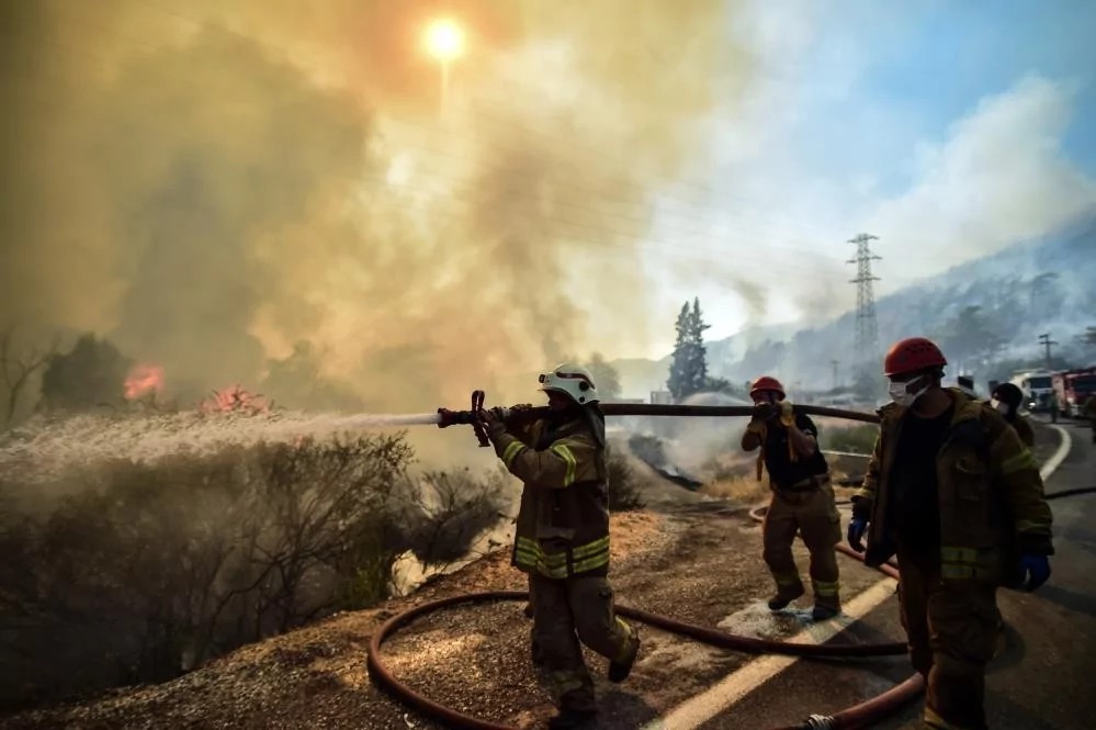 Alevlere teslim olan Marmaris'ten acı veren kareler