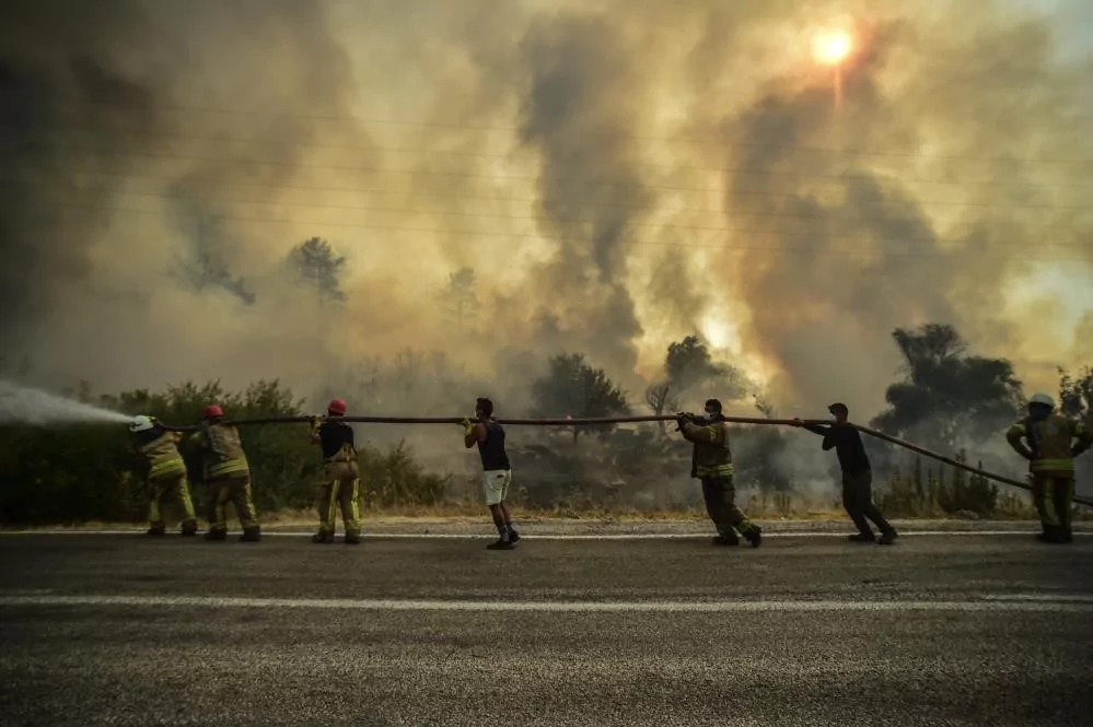Alevlere teslim olan Marmaris'ten acı veren kareler