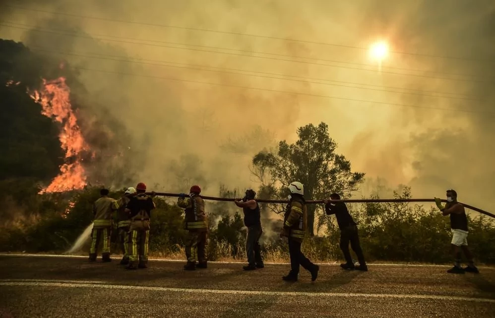 Alevlere teslim olan Marmaris'ten acı veren kareler
