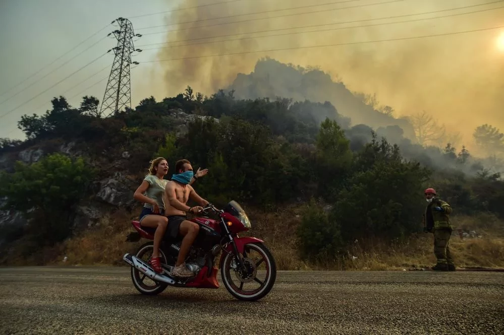 Alevlere teslim olan Marmaris'ten acı veren kareler