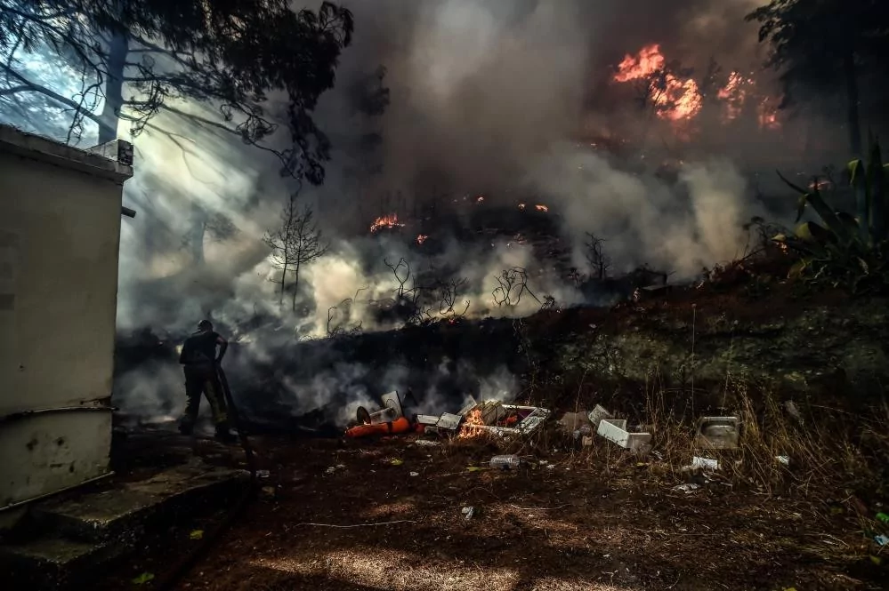 Alevlere teslim olan Marmaris'ten acı veren kareler