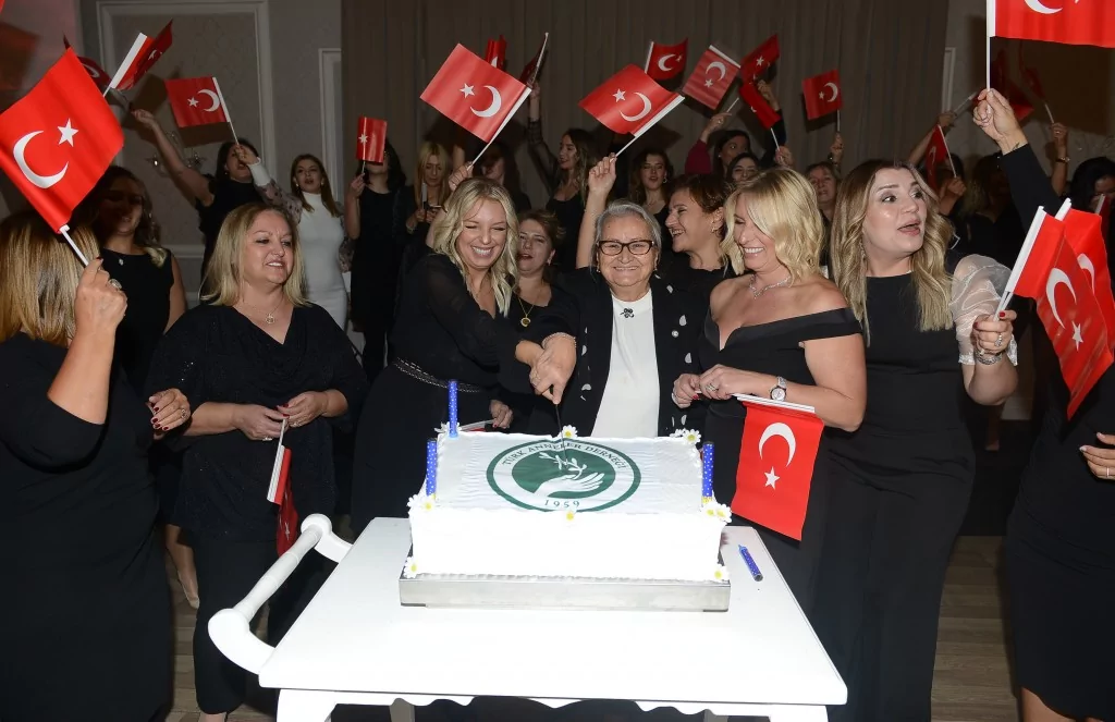 Annelerden renkli kutlama