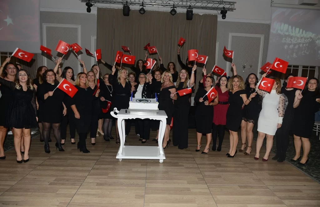 Annelerden renkli kutlama