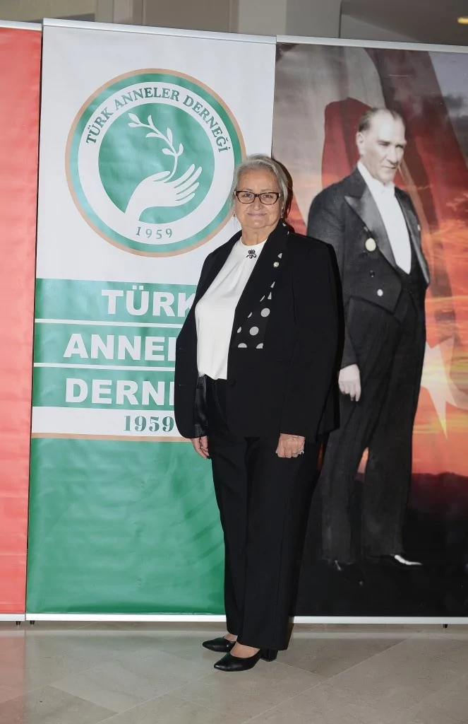 Annelerden renkli kutlama