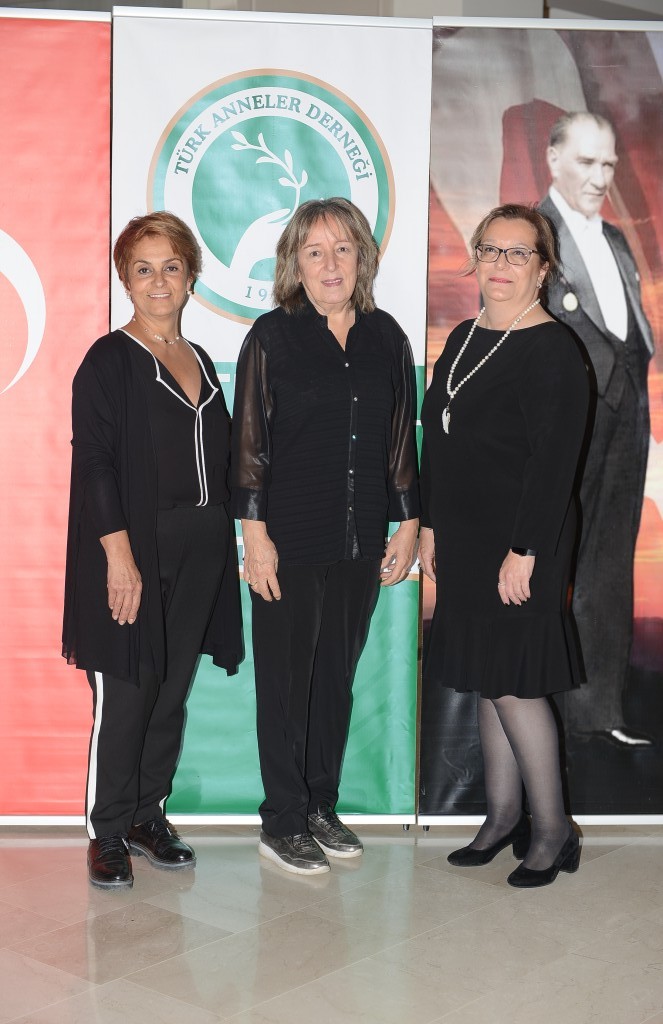 Annelerden renkli kutlama