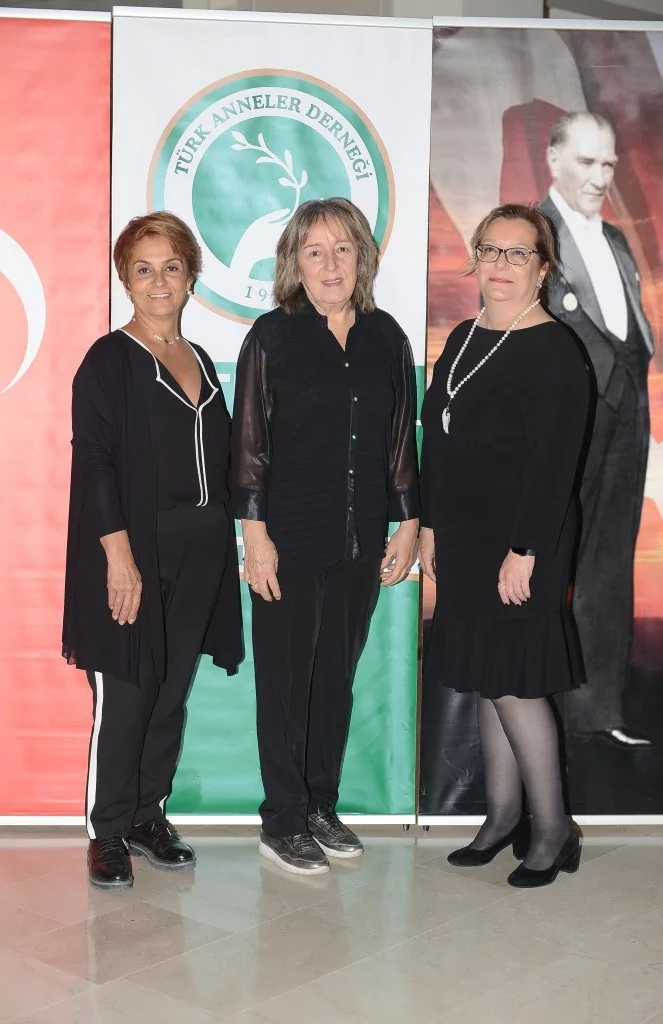 Annelerden renkli kutlama