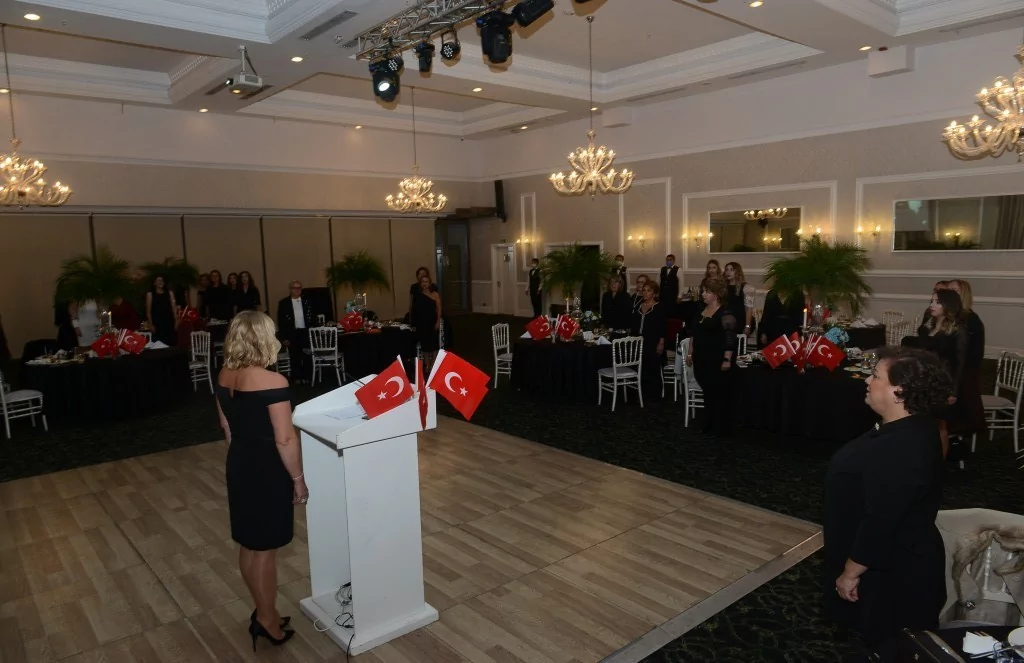 Annelerden renkli kutlama