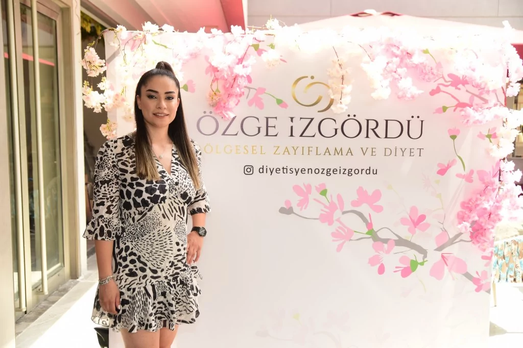 Özge İzgördü'den renkli açılış