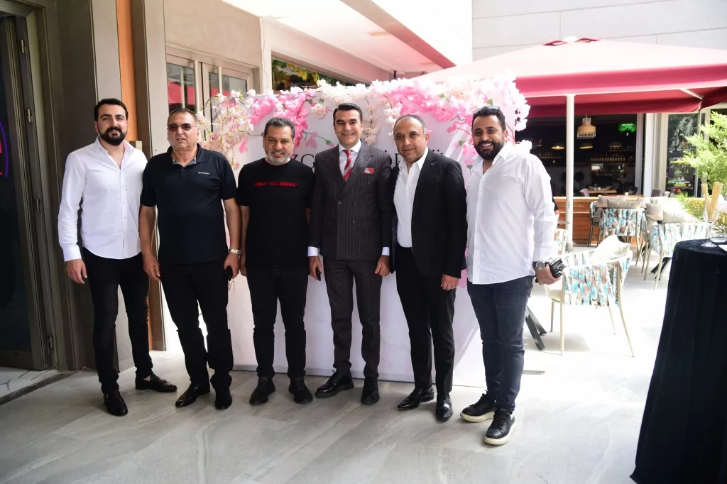 Özge İzgördü'den renkli açılış