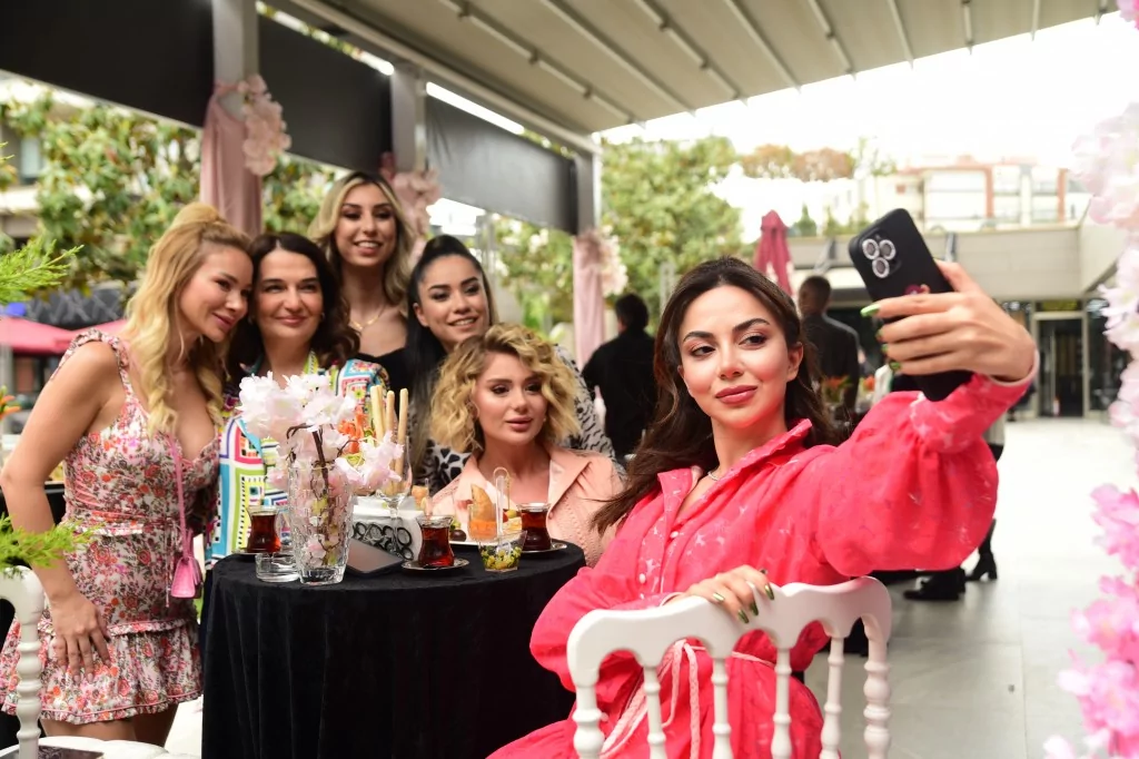 Özge İzgördü'den renkli açılış