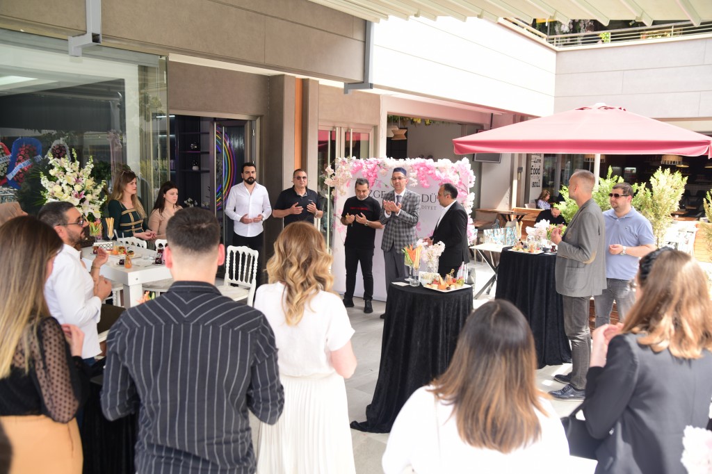 Özge İzgördü'den renkli açılış