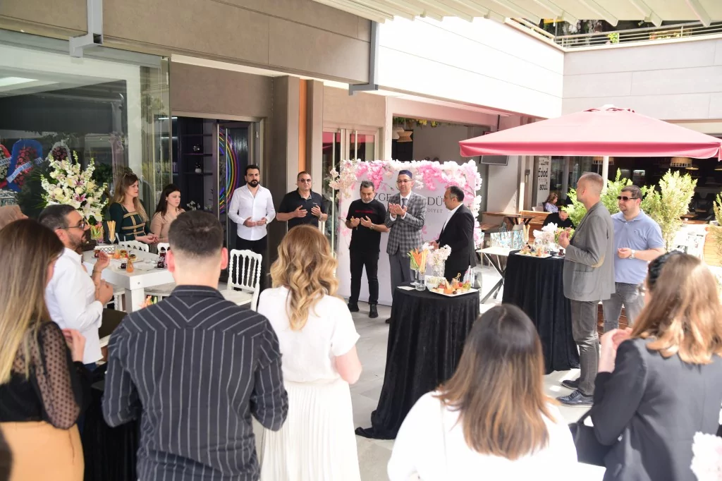 Özge İzgördü'den renkli açılış