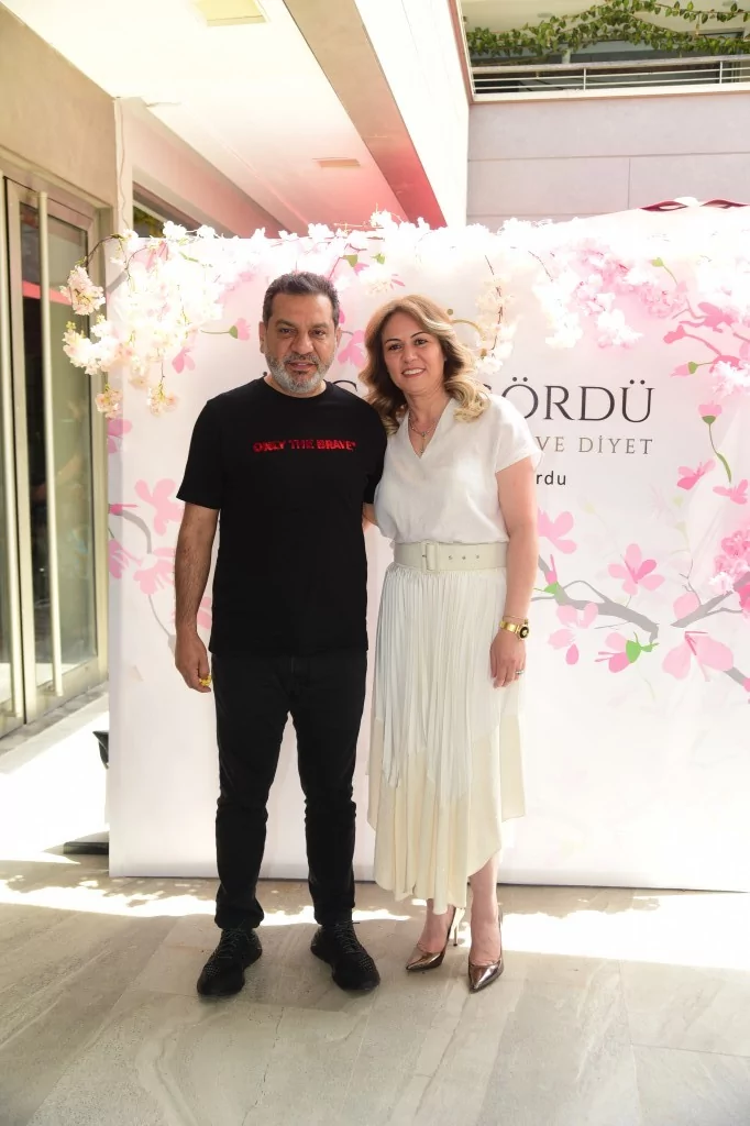 Özge İzgördü'den renkli açılış