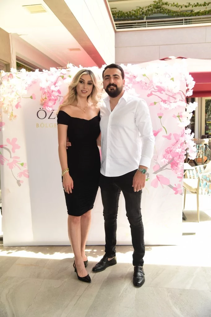 Özge İzgördü'den renkli açılış